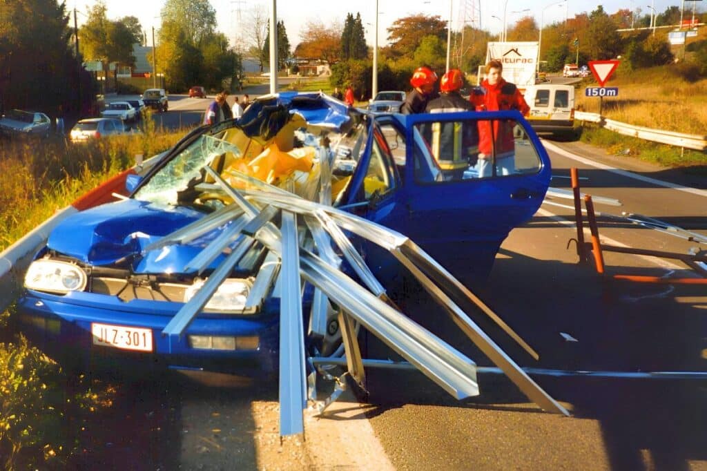 Unfall durch schlechte Ladungssicherung - Auto komplett zerstört