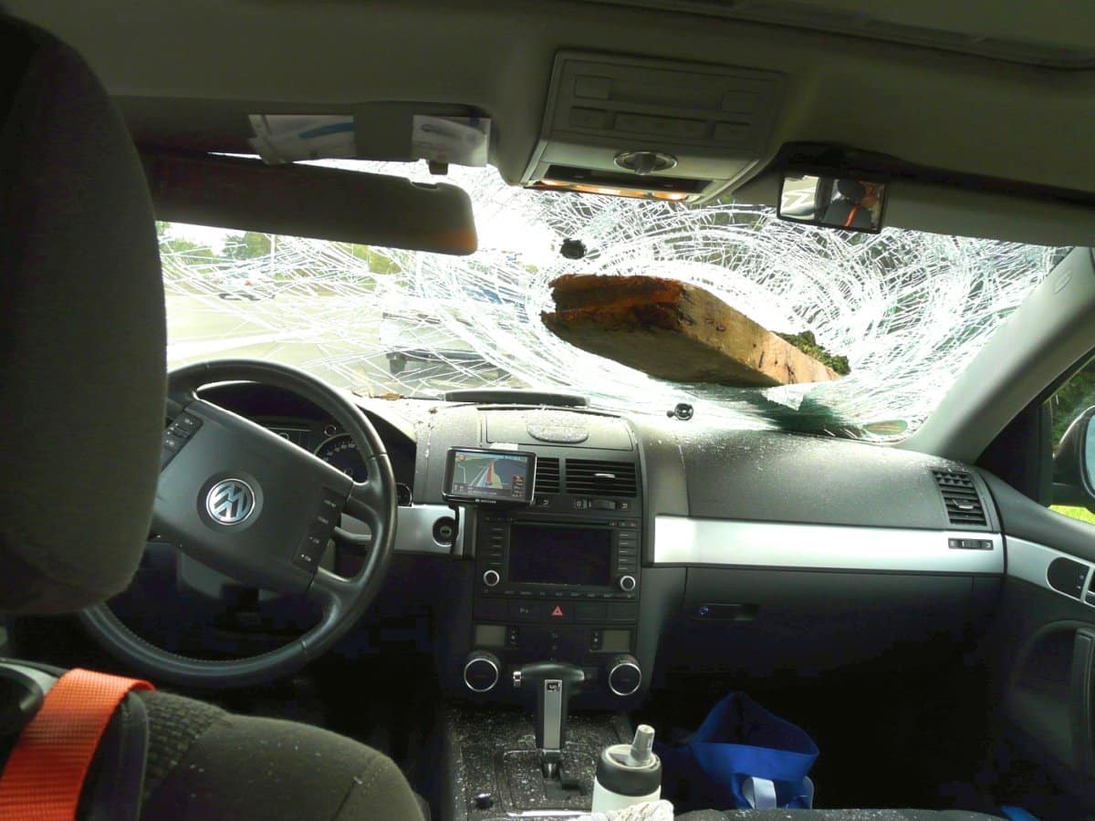 Unfall durch schlechte Ladungssicherung - Brett schlägt durch Frontscheibe